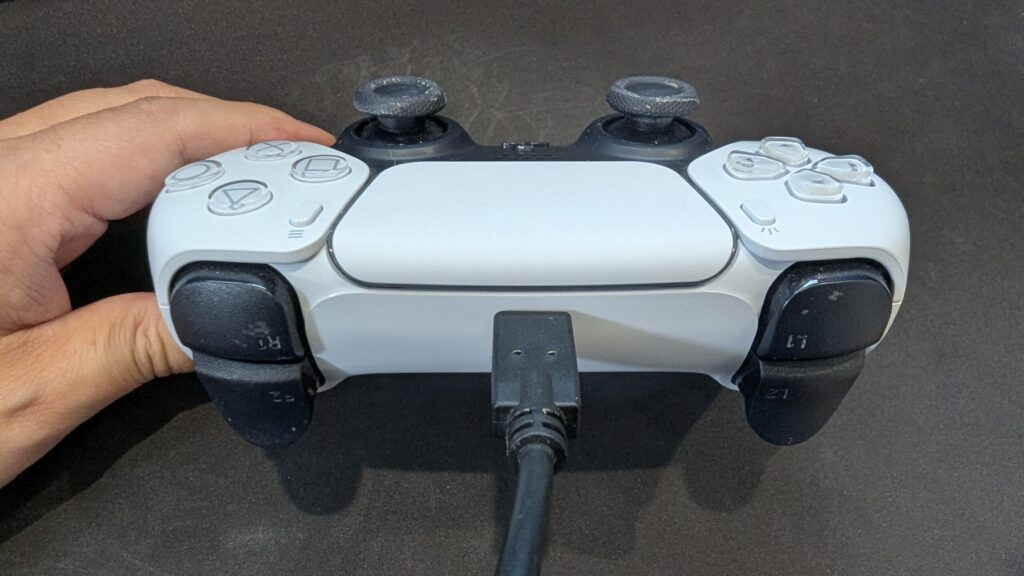 PS5コントローラーを有線Type-Cケーブルで接続した状態